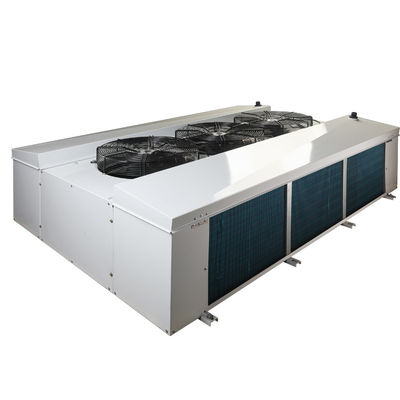 Un enfriador de aire por evaporación de grado industrial. Sistema de ventilación de doble flujo de aire para refrigeración de talleres y almacenes.